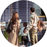 Fotografía de una familia en un aeropuerto