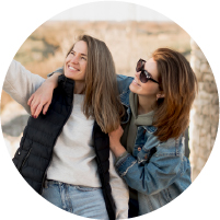 Fotografía de 2 chicas viajando