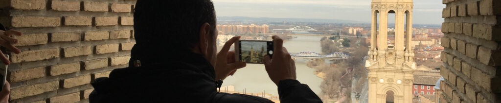 Banner de un cliente sacando una fotografía de Zaragoza